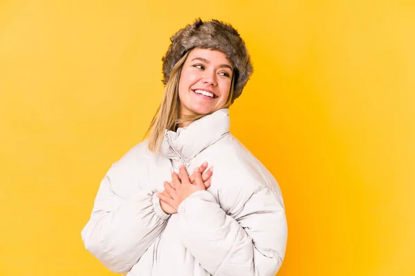 Mulher Branca Loira Jovem Vestindo Uma Roupa Inverno Isolado Tem — Fotografia de Stock