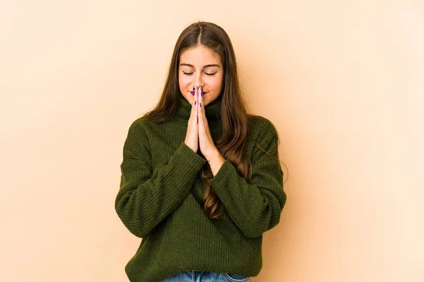 Mladá Běloška Žena Izolované Béžové Pozadí Drží Ruce Modlitbě Blízko — Stock fotografie