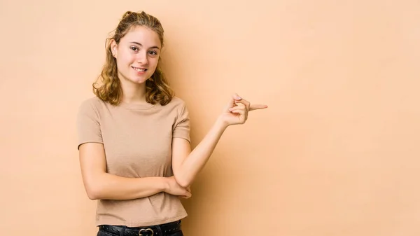 Ung Kaukasiska Kvinna Isolerad Beige Bakgrund Ler Glatt Pekar Med — Stockfoto