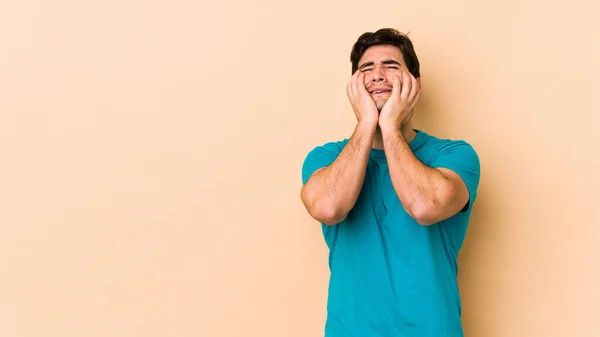 Jovem Isolado Fundo Bege Choramingando Chorando Desconsoladamente — Fotografia de Stock