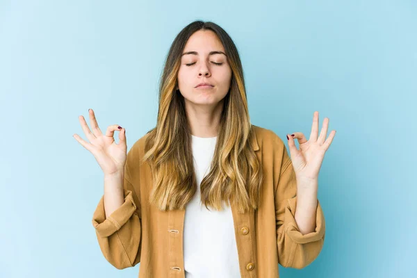 Mulher Branca Jovem Isolado Fundo Azul Relaxa Após Dia Trabalho — Fotografia de Stock