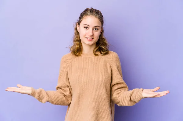 Jovem Caucasiana Fundo Roxo Mostrando Uma Expressão Bem Vinda — Fotografia de Stock