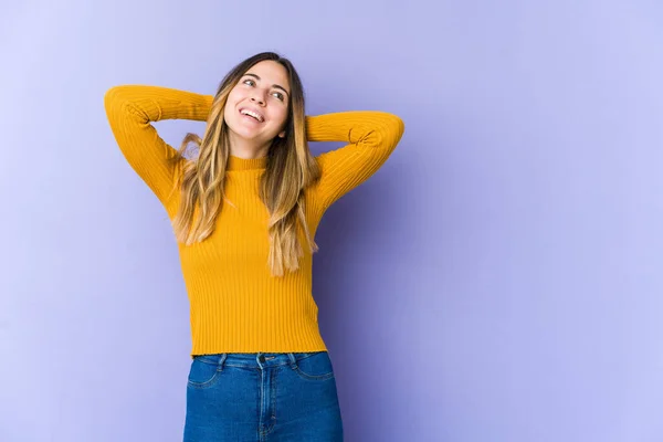 Giovane Donna Caucasica Isolata Sfondo Viola Sentirsi Sicuri Con Mani — Foto Stock