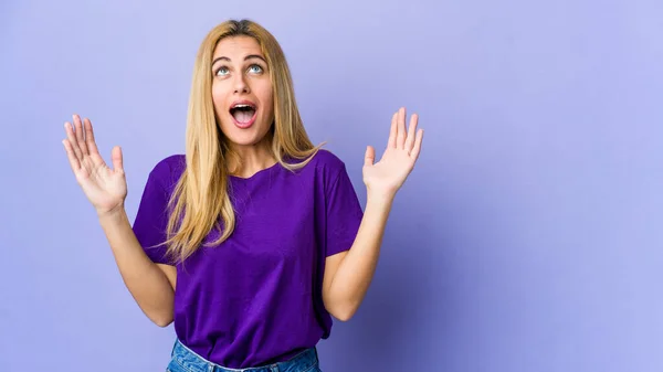 Giovane Donna Bionda Isolata Sfondo Viola Urlando Cielo Alzando Sguardo — Foto Stock