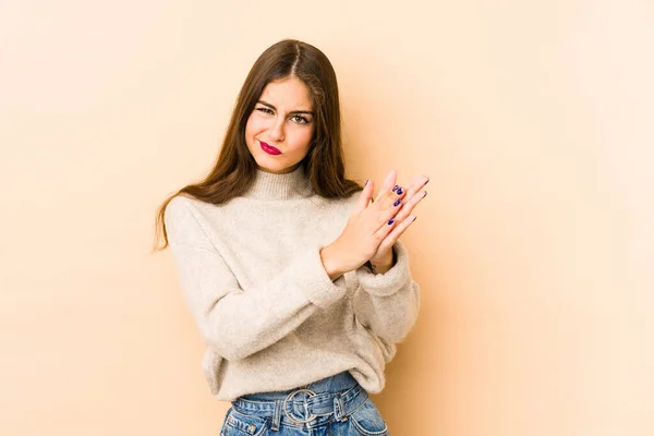 Jovem Mulher Caucasiana Isolado Bege Fundo Sentindo Enérgico Confortável Esfregando — Fotografia de Stock