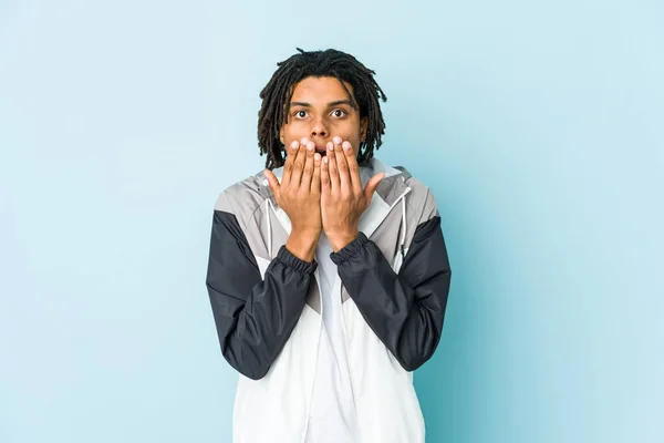 Ung Afrikansk Amerikansk Idrottsman Chockad Täcker Munnen Med Händerna Angelägen — Stockfoto