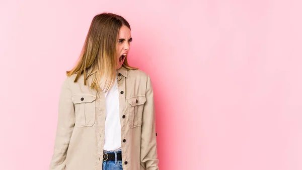 Νεαρή Καυκάσια Γυναίκα Απομονωμένη Ροζ Φόντο Φωνάζοντας Πολύ Θυμωμένη Οργισμένη — Φωτογραφία Αρχείου