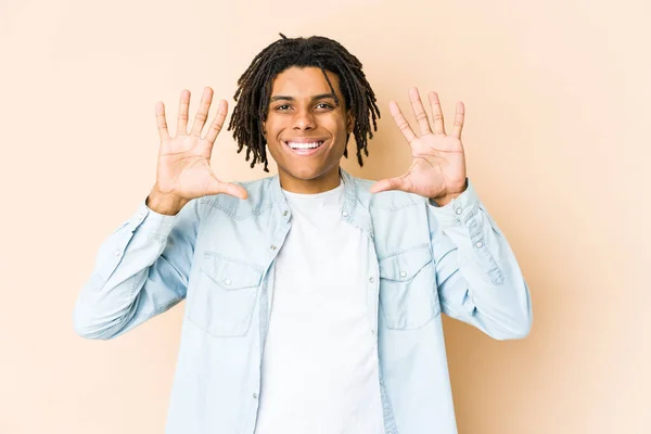 Młody Afrykański Amerykański Rasta Człowiek Pokazując Numer Dziesięć Rąk — Zdjęcie stockowe