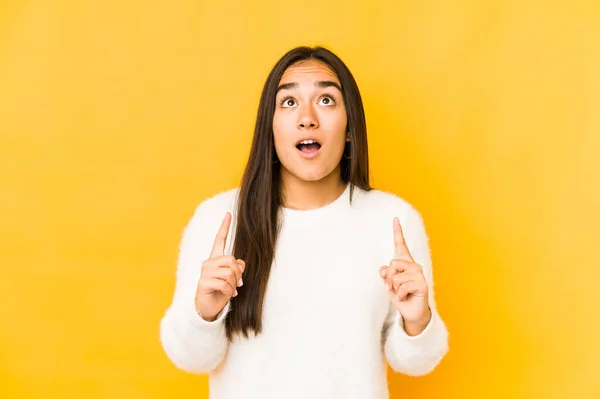 Ung Kvinna Isolerad Gul Bakgrund Pekar Upp Och Med Öppnad — Stockfoto