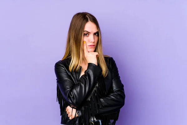 Young Caucasian Woman Isolated Purple Background Contemplating Planning Strategy Thinking — Stock Photo, Image