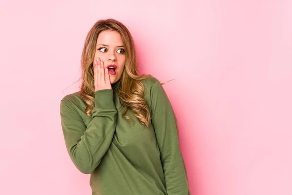 Joven Mujer Caucásica Aislada Sobre Fondo Rosa Siendo Sorprendida Por — Foto de Stock