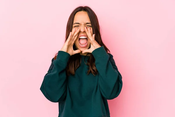 Giovane Razza Mista Donna Ispanica Isolato Gridando Eccitato Fronte — Foto Stock