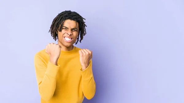 Giovane Uomo Nero Che Indossa Rasta Acconciatura Sconvolto Urlando Con — Foto Stock