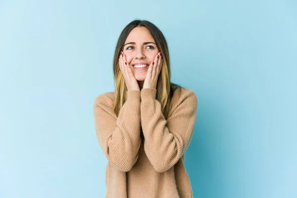 Joven Mujer Caucásica Aislada Sobre Fondo Azul Lloriqueando Llorando Desconsoladamente — Foto de Stock