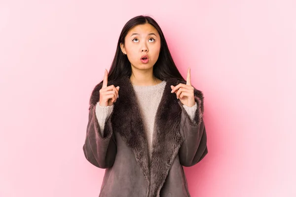 Joven Mujer China Usando Abrigo Aislado Apuntando Revés Con Boca —  Fotos de Stock
