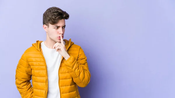 Jovem Caucasiano Isolado Fundo Roxo Mantendo Segredo Pedindo Silêncio — Fotografia de Stock