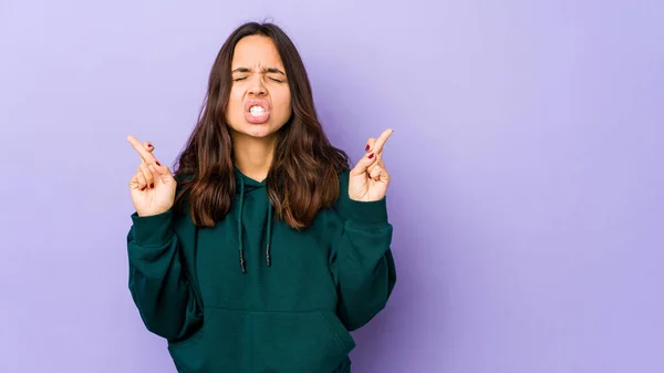 Mujer Hispana Joven Mestiza Aislada Cruzando Dedos Para Tener Suerte —  Fotos de Stock