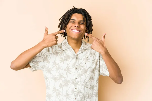 아프리카계 미국인 라스타 남자가 미소짓고 손가락을 입안에 — 스톡 사진
