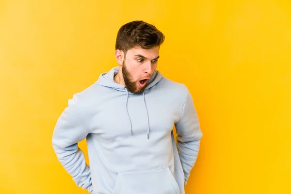 Jovem Caucasiano Isolado Fundo Amarelo Sendo Chocado Por Causa Algo — Fotografia de Stock