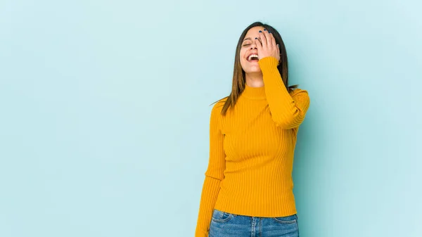 Jovem Mulher Isolada Fundo Azul Rindo Feliz Despreocupada Emoção Natural — Fotografia de Stock