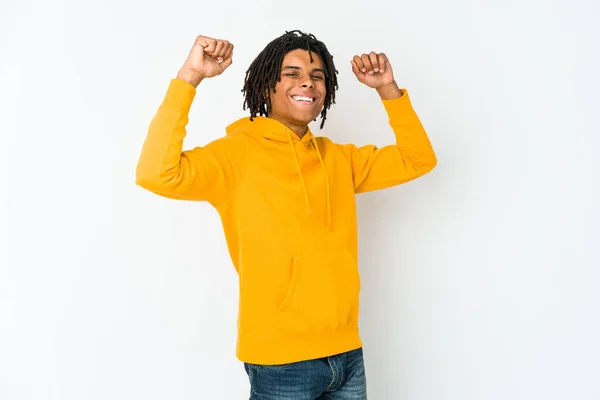 Jovem Homem Rasta Afro Americano Celebrando Dia Especial Salta Levanta — Fotografia de Stock