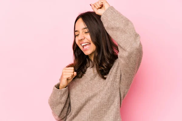 Mujer Hispana Joven Mestiza Aislada Celebrando Día Especial Salta Levanta — Foto de Stock