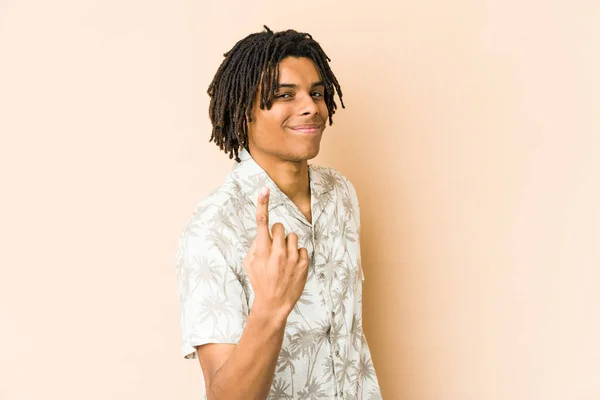 Joven Rasta Afroamericano Apuntándote Con Dedo Como Invitara Acercarte — Foto de Stock