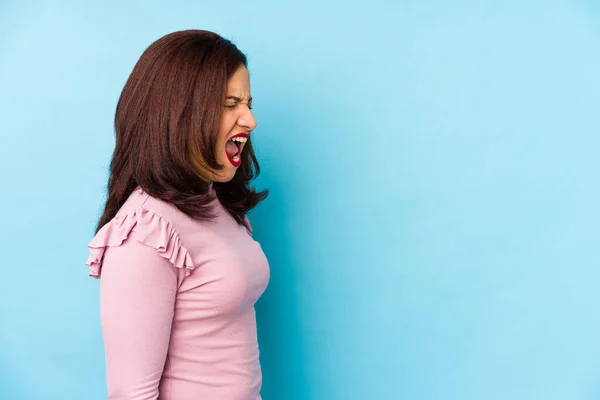 Mulher Latina Meia Idade Isolada Gritando Direção Espaço Cópia — Fotografia de Stock