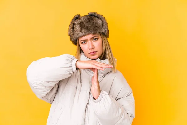 Kışlık Kıyafetler Giyen Genç Sarışın Kadın Sarı Arka Planda Izole — Stok fotoğraf