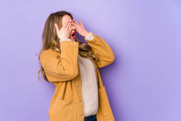 Mulher Caucasiana Jovem Isolado Fundo Roxo Com Medo Cobrir Olhos — Fotografia de Stock