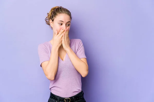Молода Біла Жінка Фіолетовому Фоні Сміється Над Чимось Покриваючи Рот — стокове фото