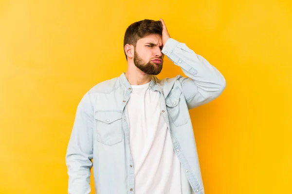 Joven Hombre Caucásico Aislado Sobre Fondo Amarillo Olvidando Algo Golpeando — Foto de Stock