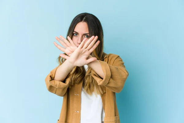 Joven Mujer Caucásica Aislada Sobre Fondo Azul Haciendo Gesto Negación — Foto de Stock