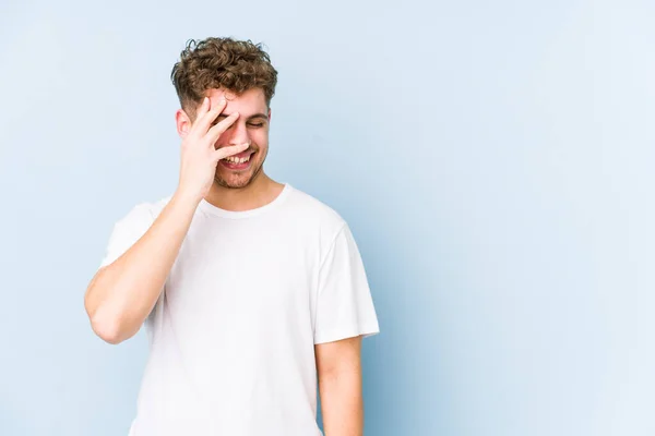 Jovem Loiro Cabelo Encaracolado Caucasiano Homem Isolado Rindo Feliz Despreocupado — Fotografia de Stock