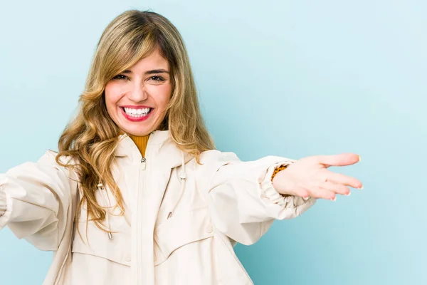 Young Blonde Caucasian Woman Feels Confident Giving Hug Camera — ストック写真