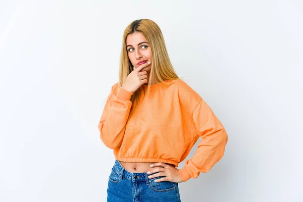 Giovane Donna Bionda Isolata Sfondo Bianco Contemplando Pianificando Una Strategia — Foto Stock