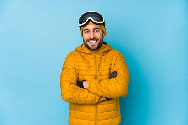 若いですスキーヤーCaucasian男隔離された笑いと楽しみを持って — ストック写真