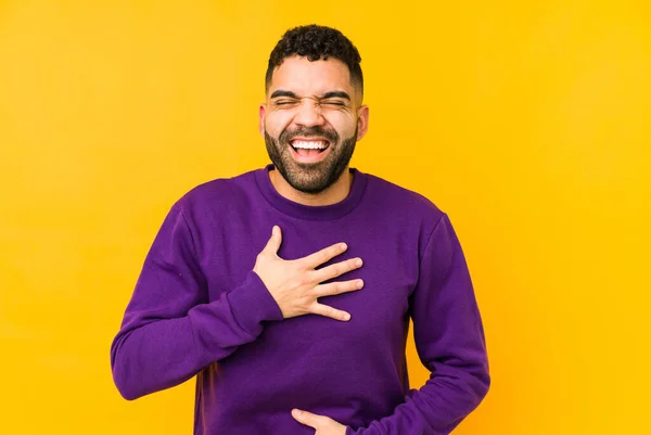 Genç Melez Arap Bir Adam Mutlu Bir Şekilde Gülüyor Ellerini — Stok fotoğraf