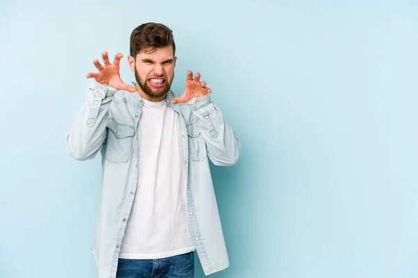 Joven Hombre Caucásico Aislado Sobre Fondo Azul Mostrando Garras Imitando — Foto de Stock