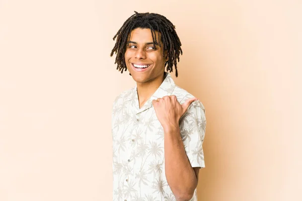 Junger Afrikanisch Amerikanischer Rastamann Zeigt Mit Erhobenem Daumen Lachend Und — Stockfoto