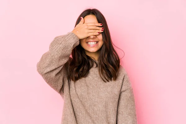 Молода Змішана Раса Італійська Жінка Ізольована Покриває Очі Руками Посміхається — стокове фото