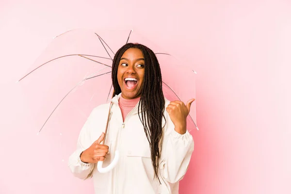 Jovem Afro Americana Segurando Guarda Chuva Pontos Isolados Com Dedo — Fotografia de Stock