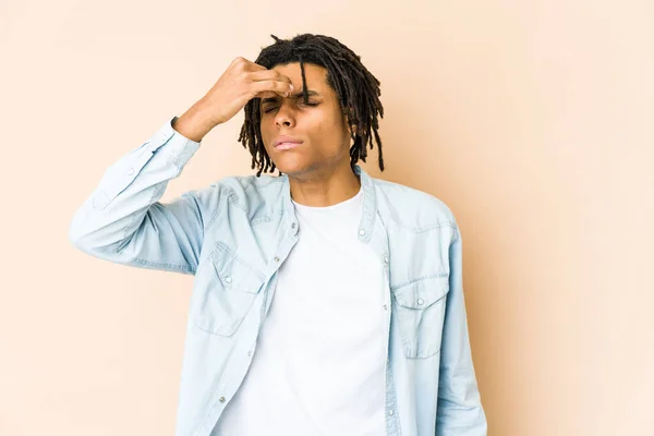 Junger Afrikanisch Amerikanischer Rastamann Mit Kopfschmerzen Und Berührung Der Vorderseite — Stockfoto