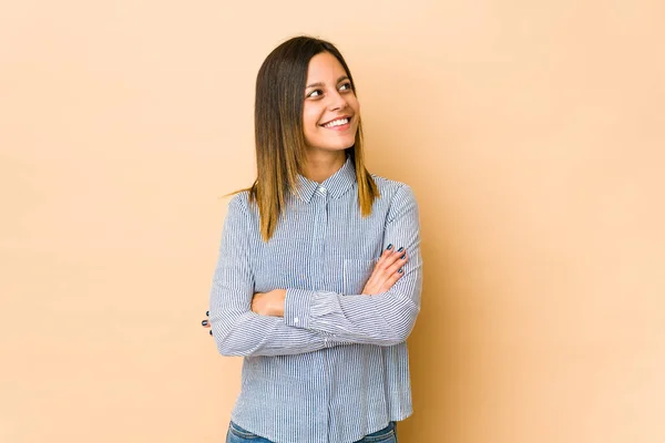 Mujer Joven Aislada Sobre Fondo Beige Sonriendo Confiada Con Los — Foto de Stock