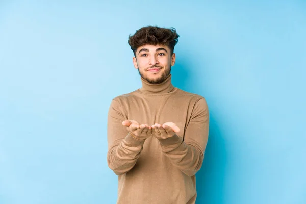 Ung Arabier Man Isolerad Håller Något Med Handflator Erbjuder Till — Stockfoto