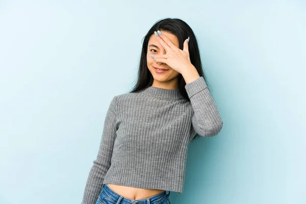 Jonge Chinese Vrouw Geïsoleerd Een Blauwe Achtergrond Knipperen Camera Door — Stockfoto