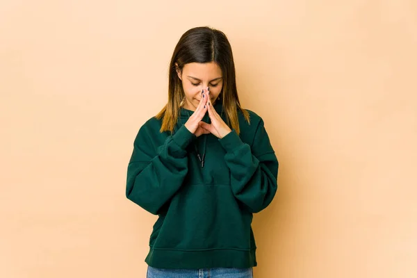 Νεαρή Γυναίκα Απομονωμένη Μπεζ Φόντο Προσεύχεται Δείχνει Αφοσίωση Θρησκευόμενο Άτομο — Φωτογραφία Αρχείου