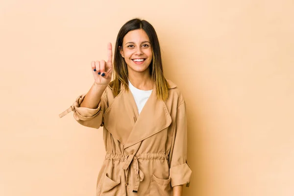 Mujer Joven Aislada Sobre Fondo Beige Mostrando Número Uno Con —  Fotos de Stock