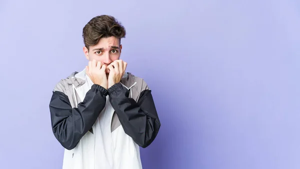 Jovem Caucasiano Isolado Fundo Roxo Mordendo Unhas Nervoso Muito Ansioso — Fotografia de Stock