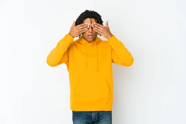 아프리카계 미국인 라스타 남자는 손으로 가리는 두려워 — 스톡 사진